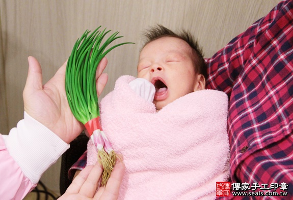 剃胎毛、滿月剃頭、嬰兒剃頭、嬰兒理髮、嬰兒剃髮、嬰兒剃胎毛、嬰兒滿月剃頭、寶寶剃頭、剃胎毛儀式、剃胎毛吉祥話、滿月剃頭儀式、滿月剃頭吉祥話、寶寶剃胎毛、寶寶滿月剃頭理髮、 新北板橋區剃胎毛、新北板橋區滿月剃頭、 新北板橋區嬰兒剃頭剃胎毛、新北板橋區嬰兒理髮、新北板橋區嬰兒剃髮、馮寶寶(新北板橋區到府嬰兒寶寶滿月剃頭理髮、免費到府嬰兒剃胎毛儀式吉祥話)。到府剃頭剃胎毛主持、專業拍照、DVD光碟、證書。★購買「臍帶章、肚臍章、胎毛筆刷印章」贈送：剃頭、收涎、抓周，三選一。2016.01.03 照片8